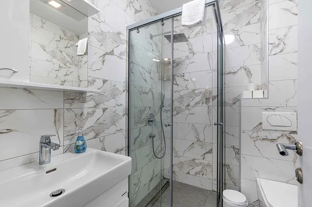 Stilvolle 30 m² Wohnung mit einem Schlafzimmer und schönem Ausblick in Bečići — photo 7